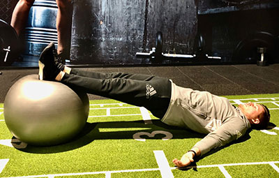 Hip Bridge Mit Dem Pezziball Trainingsworld Das Sportexperten Portal