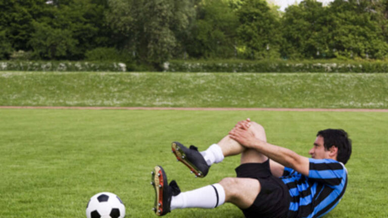 Knie Und Sprunggelenkverletzungen Sind Häufig Im Fußball © Fotolia Trainingsworld Das 